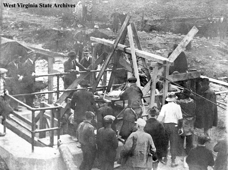 Body of victim being removed
from air shaft, Benwood Mine Disaster